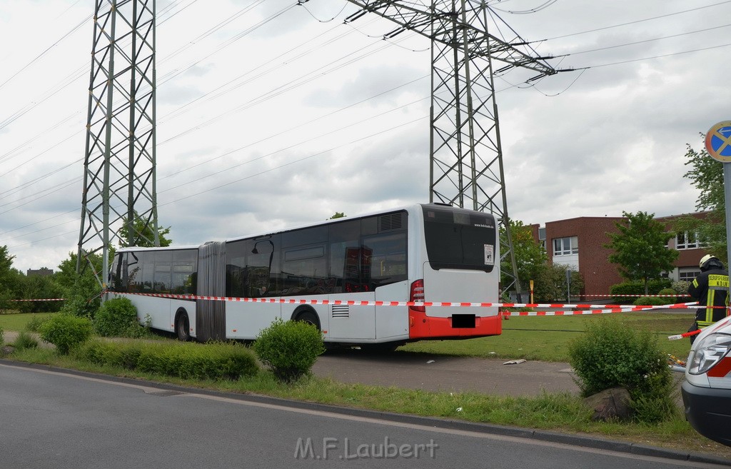 Schwerer Bus Unfall Koeln Porz Gremberghoven Neuenhofstr P185.JPG - Miklos Laubert